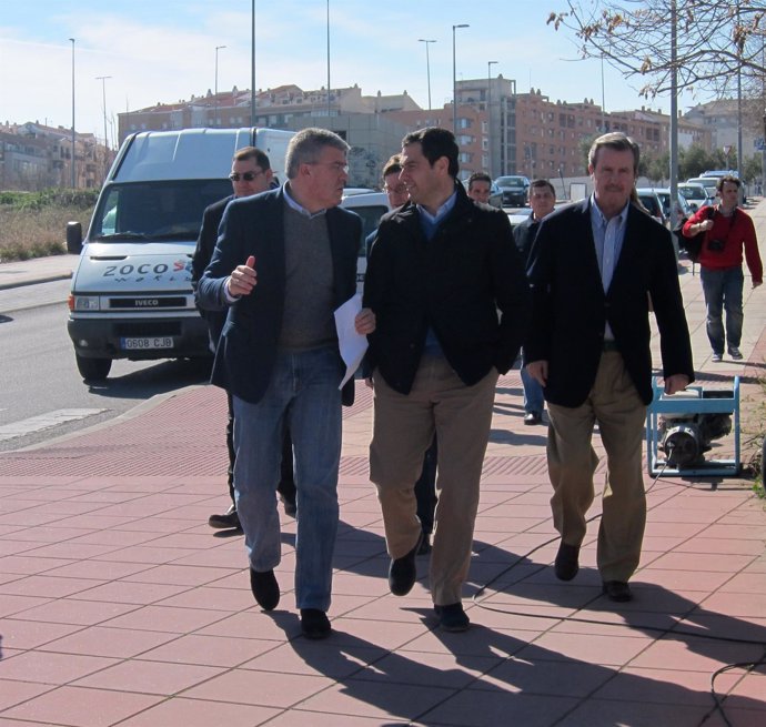 Moreno, charla con Fernández de Moya a su llegada a la rueda de prensa.