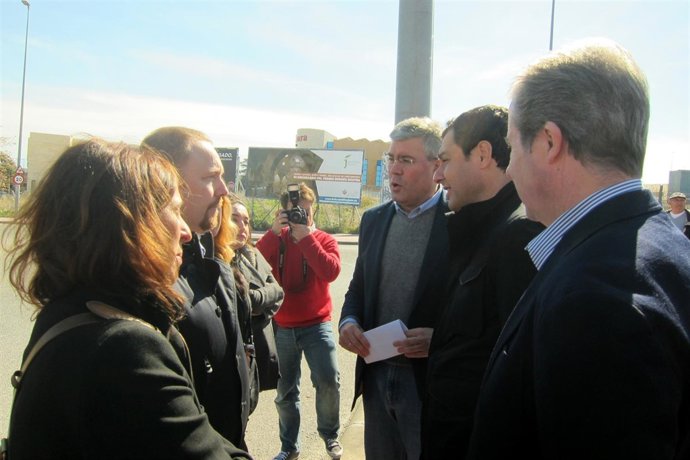 Moreno charla con representantes de la plataforma pro IES del Bulevar.