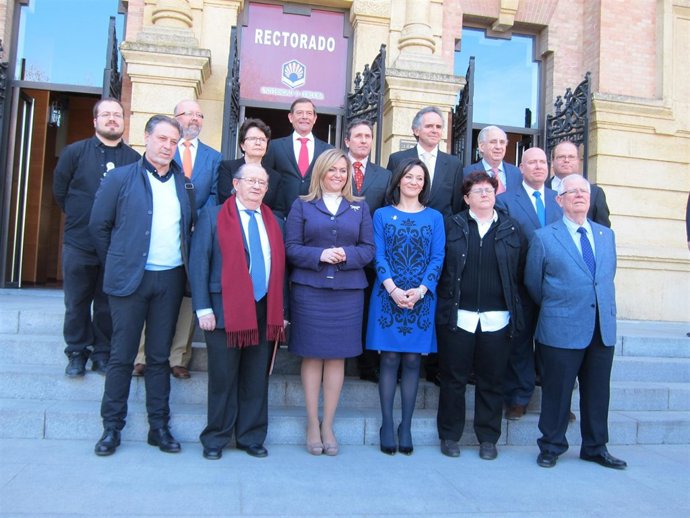Serrano y Crespín (centro) con los premiados en Córdoba