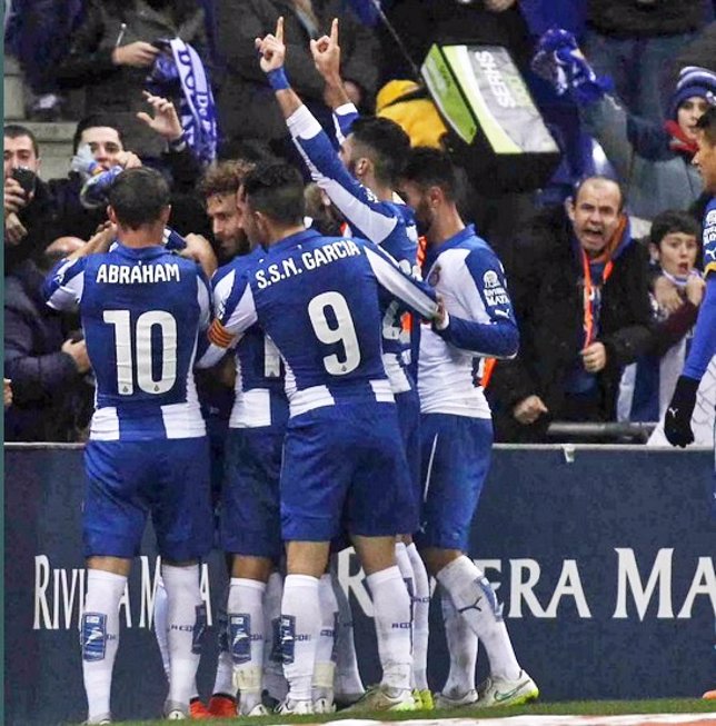 Jugadores del RCD Espayol celebrando uno de los goles que les dio la victoria.