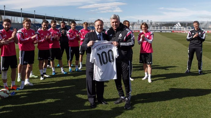 Florentino entrega una camiseta conmemorativa a Ancelotti por sus 100 partidos