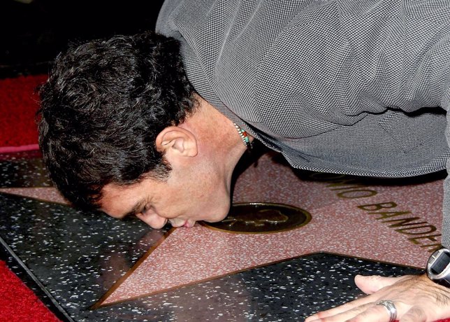 Antonio Banderas encantado de que Dani Rovira pise su estrella de la fama