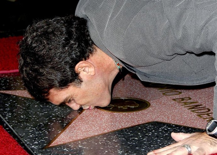 Antonio Banderas encantado de que Dani Rovira pise su estrella de la fama