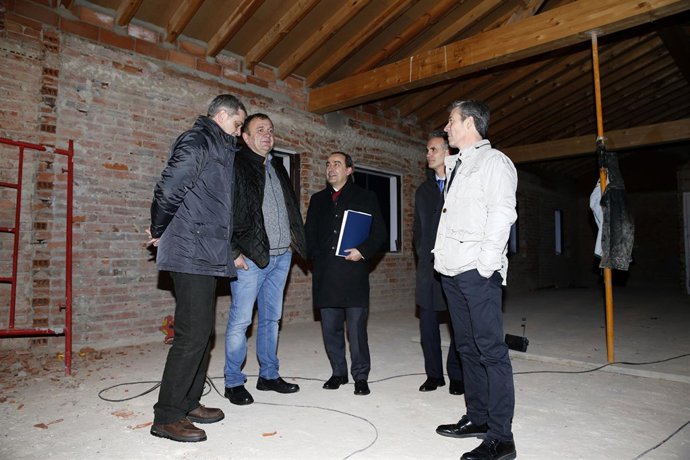 Serna visita las obras de ampliación del centro cultural de Treceño