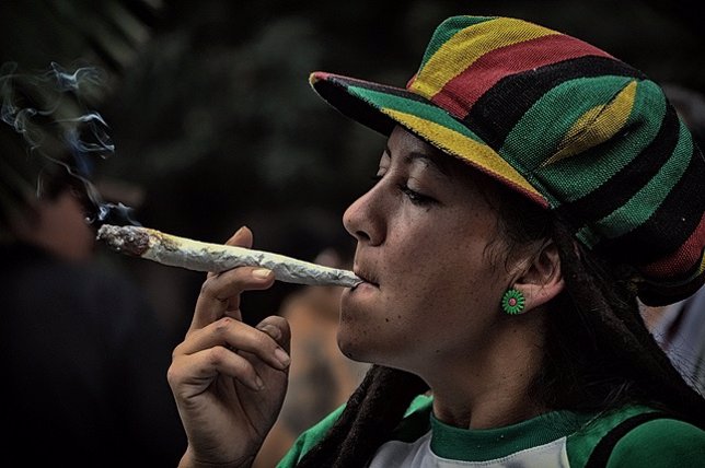Mujer fumando Cannabis.