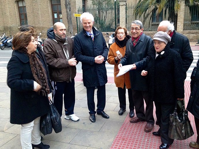 Eloy Suárez (PP) frente al IES Lui Buñuel del Casco Histórico