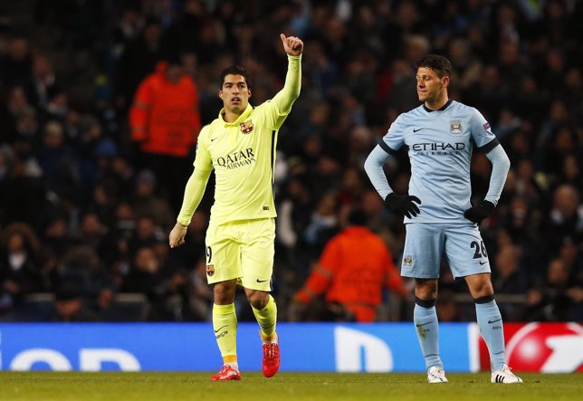 Luis Suárez ante Demichelis en un Manchester City-Barcelona