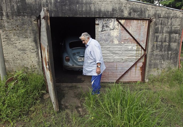 El presidente uruguayo, Jose Mujica, con su coche