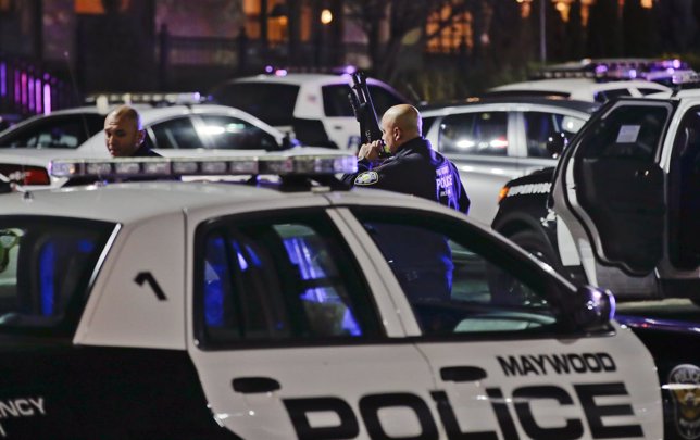 Policía acordona un centro comercial en Paramus, en el Estado de Nueva Jersey