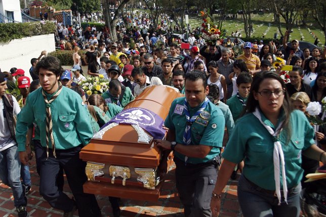 Boy Scouts portan el féretro de Kluiver Roa muerto en Venezuela