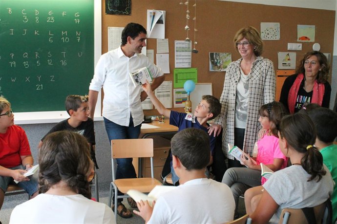La consellera de Enseñanza, Irene Rigau, en la escuela Olivar