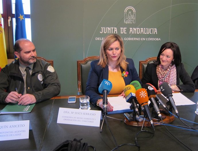 Serrano (centro) durante la presentación