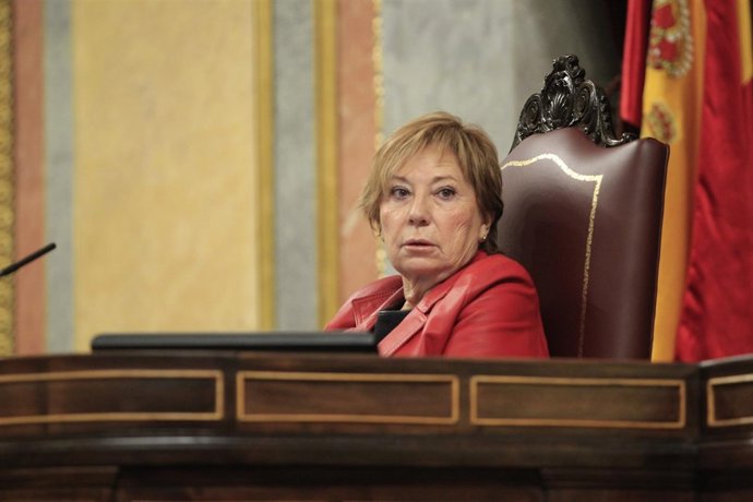 Celia Villalobos presidiendo el pleno del Congreso