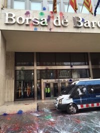 Estudiantes arrojan pintura a la Bolsa de Barcelona y contra furgones policiales