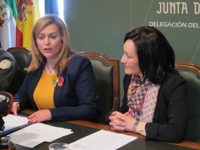Serrano (izda.) junto a la delegada del Gobierno andaluz en Córdoba