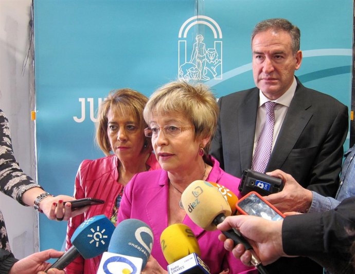 Elena Víboras, junto a Purificación Gálvez y Sebastián Quirós.