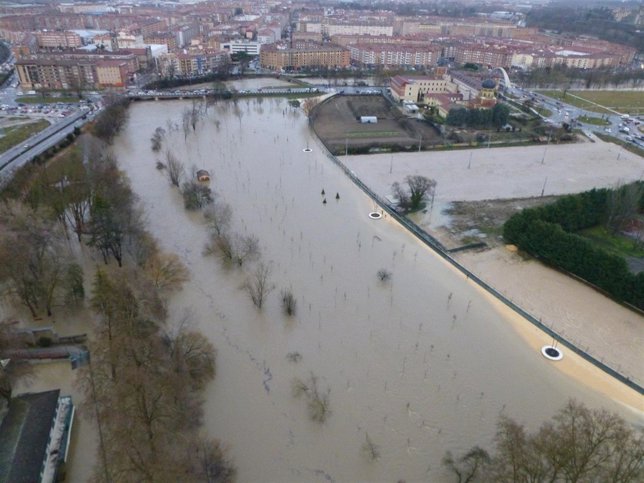 El Arga desbordado ayer en Pamplona.