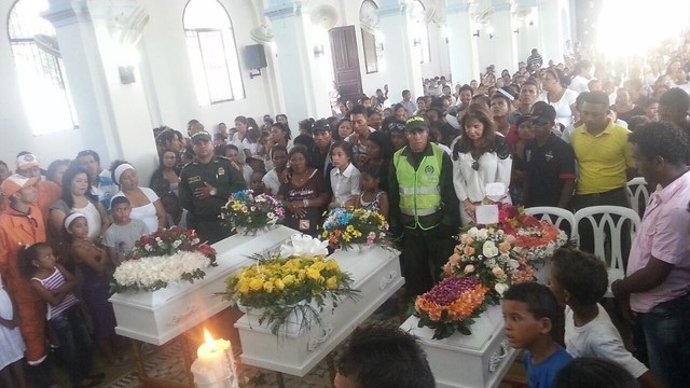 Entierro de menores asesinados por su madre en Colombia