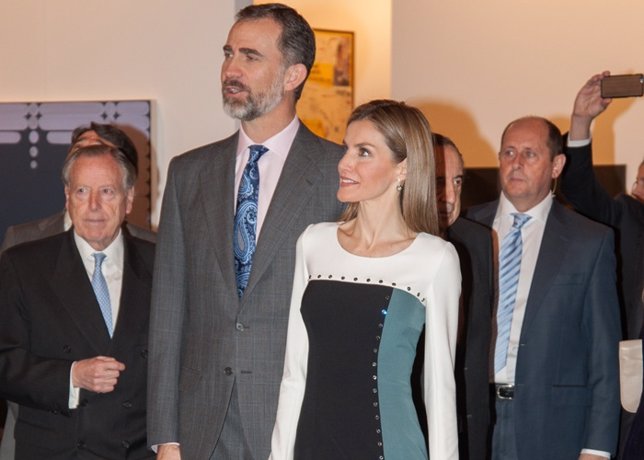 Letizia, toda una obra de arte contemporánea con su vestido tricolor  ARCO 2015