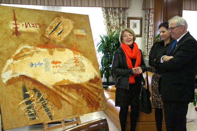 Pérez de la Fuente, Uceda y Parras junto a la obra 'Animal herido II', de Monje.