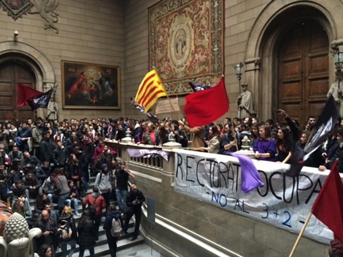 Estudiantes ocupan el rectorado de la UB en la huelga por el 3+2