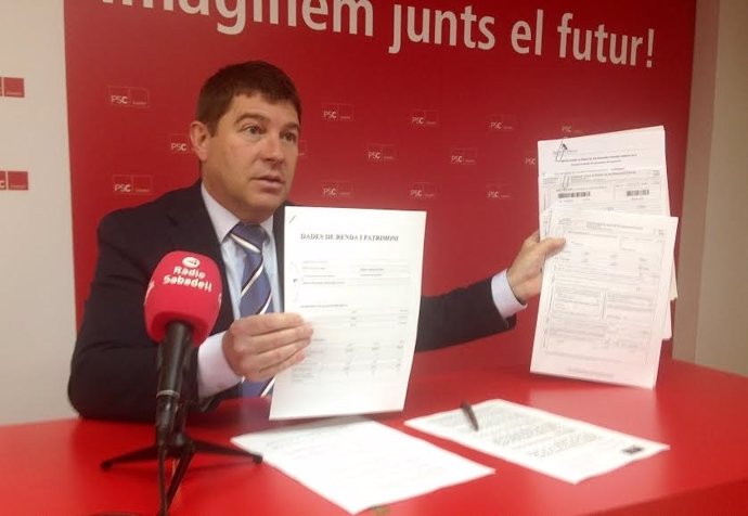 El alcaldable del PSC en Sabadell, Josep Ayuso, muestra sus declaraciones