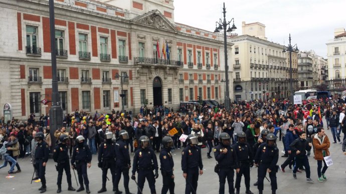 Incidentes entre la Policía y estudiantes tras la manifestación en Madrid
