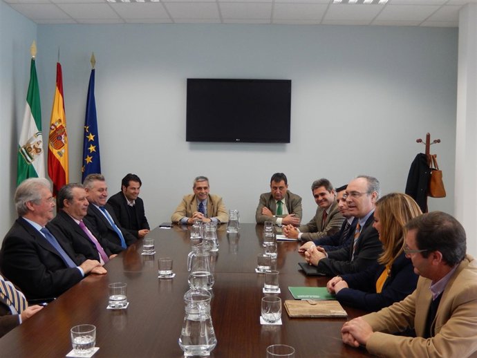 Los socialistas (dcha.) en la reunión con los empresarios (izda.)