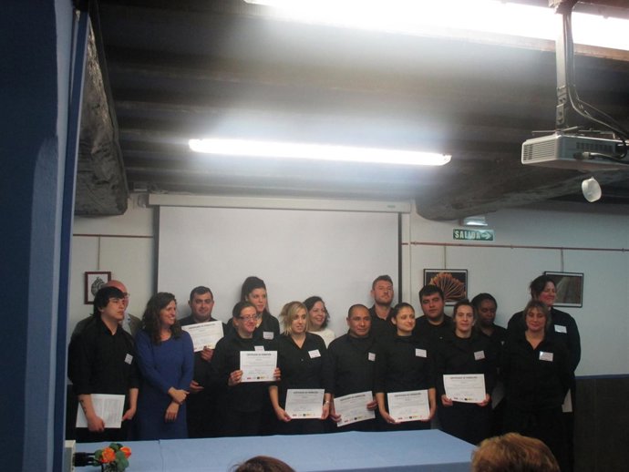 Marta Alvarez, con los alumnos participantes en la Escuela Taller de Gastronomía