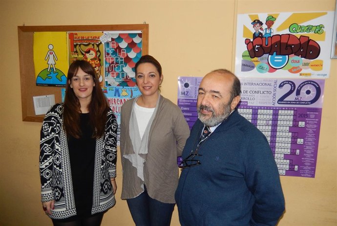 Ambrosio (centro) con responsables de Córdoba Acoge