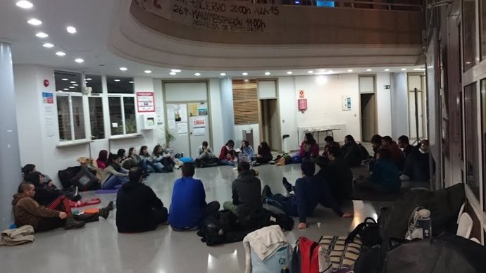 Encierro de estudiantes en el campus de Teruel contra el 3+2
