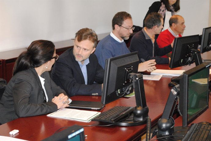 El delegado de la Junta en Huelva, José Fiscal, en la Mesa de la Fresa.