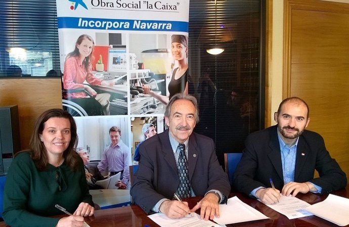 Firma de un acuerdo entre el Colegio de Graduados Sociales, La Caixa y Cruz Roja