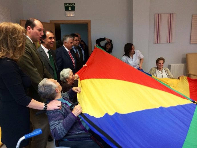 Hernández Carrón visita centro de mayores de Villafranca de los Barros