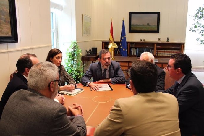 El secretario de Medio Ambiente, Federico Ramos, con Manuel Andrés González.