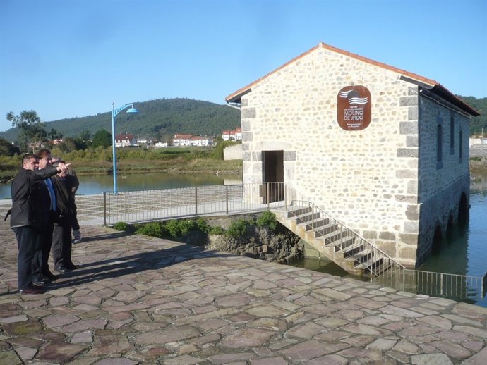Visita del consejero al Molino de Mareas de Jado (Archivo)