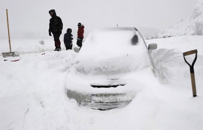 Coche atrapado por la nieve, temporal, carreteras, circulación