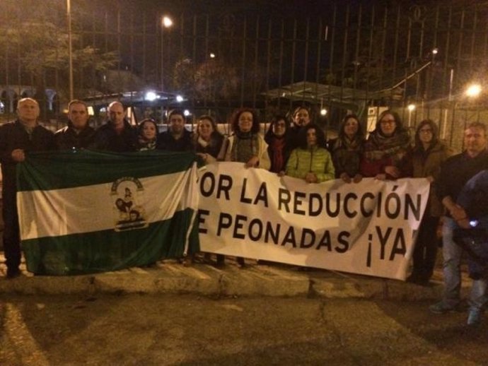 Alcalces socialistas de Jaén en una vigilia frente a la Moncola