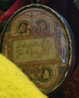 Medalla con la imagen de Santa Teresa.