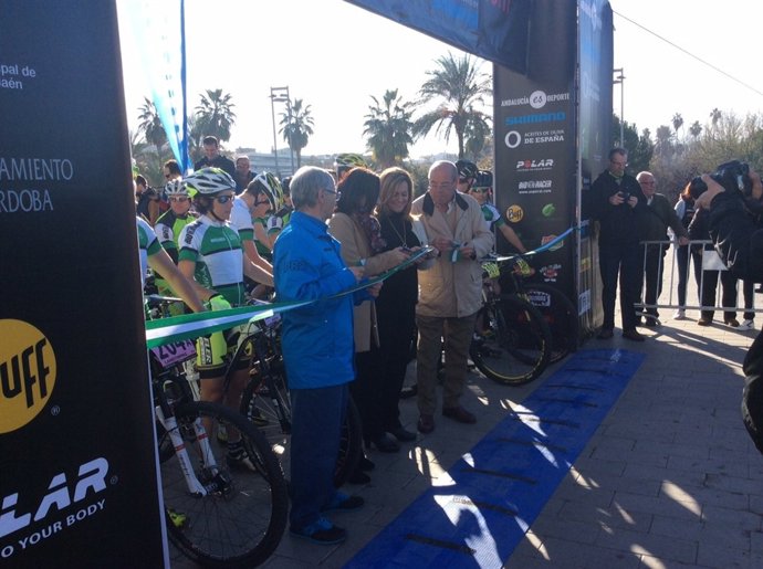 Serrano procedió al corte de cinta