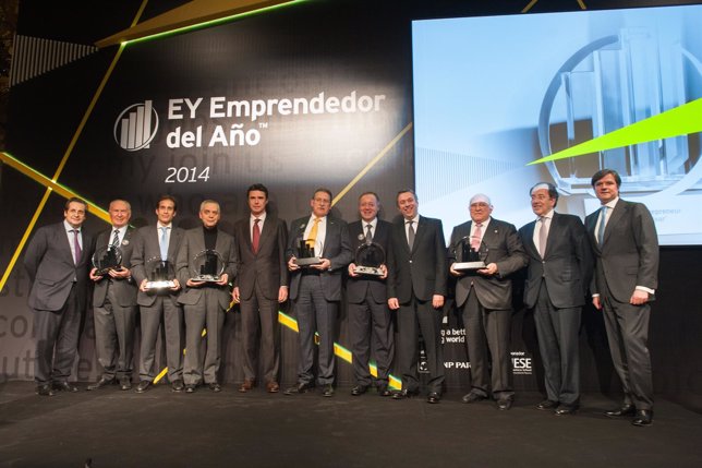 Ganadores del Premio Emprendedor con el ministro José Manuel Soria