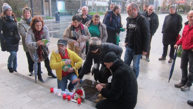Velas y flores en homenaje a Amparo Pérez en la entrada del Ayuntamiento