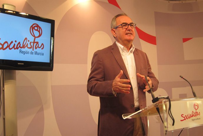 El socialista Rafael González Tovar en rueda de prensa