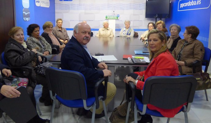 Jesús Aguirre y Luisa María Arcas durante su cita con los sanitarios jubilados
