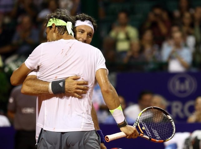 Nadal y Mónaco se abrazan tras ganar su partido en Buenos Aires