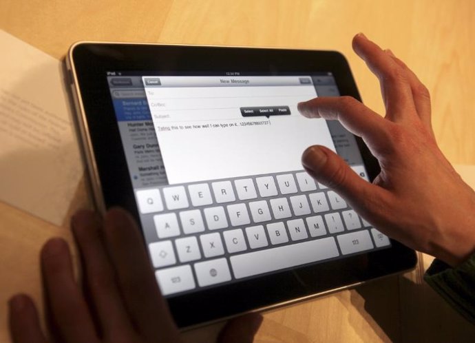 Un usuario maneja el tablet PC de Apple iPad