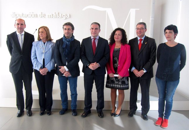 Elías Bendodo con premiados de la Diputación del Día Andalucía 2015