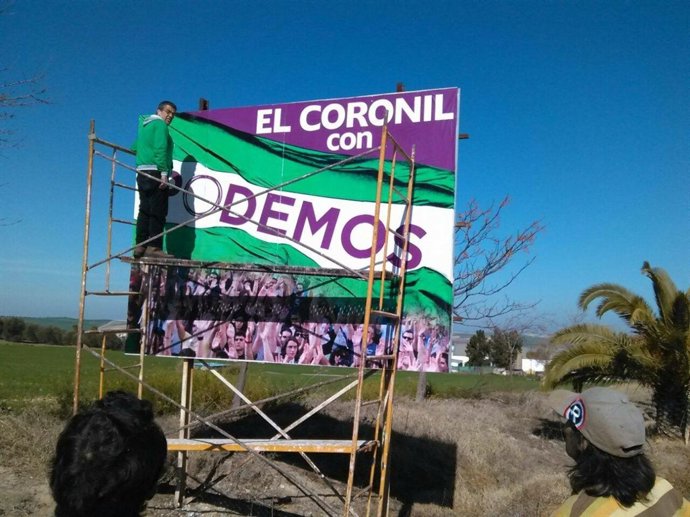 Carteles de Podemos en El Coronil.