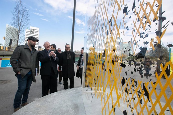  El Artista Fernando M. Romero Junto Al Consejero Delegado De GSMA, John Hoffman