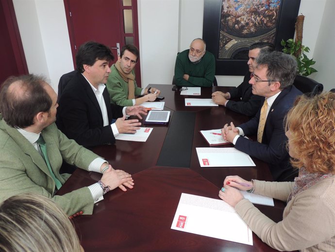 27.2.15 Nota Y Foto Agrupación Local PSOE Huelva (Reunión Rector UHU)